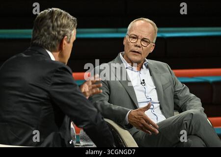 Markus Lanz li. mit Matthias Miersch 08/25 ihr Markus Lanz li. Und Matthias Miersch am 26. August 2025 in Markus Lanz , ZDF TV Fernsehen Talkshow Talkshow Talkshow Deutschland deutsch deutscher Mann Männer Politiker Politik SPD Fraktionschef Mann Italien Italienisch Italienisch-deutscher Moderator Fotografie Fotograf Journalismus Journalismus Journalismus Journalist Autor Autor Moderator Moderator deutsch-italienisch Moderator Fotograf deutscher Politiker quer halb sitzend sprechend gestikuliert *** Markus Lanz li mit Matthias Miersch 08 25 ihr Markus Lanz li und Matthias Miersch auf Au Stockfoto