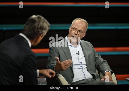 Markus Lanz li. mit Matthias Miersch 08/25 ihr Markus Lanz li. Und Matthias Miersch am 26. August 2025 in Markus Lanz , ZDF TV Fernsehen Talkshow Talkshow Talkshow Deutschland deutsch deutscher Mann Männer Politiker Politik SPD Fraktionschef Mann Italien Italienisch Italienisch-deutscher Moderator Fotografie Fotograf Journalismus Journalismus Journalismus Journalist Autor Autor Moderator Moderator deutsch-italienisch Moderator Fotograf deutscher Politiker quer halb sitzend sprechend gestikuliert *** Markus Lanz li mit Matthias Miersch 08 25 ihr Markus Lanz li und Matthias Miersch auf Au Stockfoto