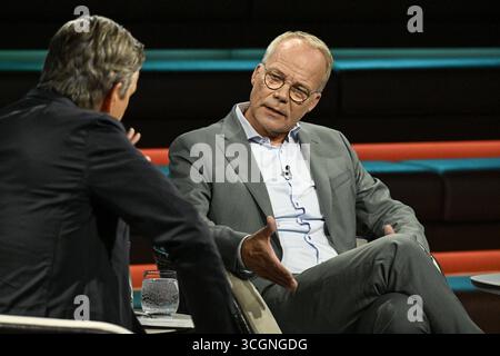 Markus Lanz li. mit Matthias Miersch 08/25 ihr Markus Lanz li. Und Matthias Miersch am 26. August 2025 in Markus Lanz , ZDF TV Fernsehen Talkshow Talkshow Talkshow Deutschland deutsch deutscher Mann Männer Politiker Politik SPD Fraktionschef Mann Italien Italienisch Italienisch-deutscher Moderator Fotografie Fotograf Journalismus Journalismus Journalismus Journalist Autor Autor Moderator Moderator deutsch-italienisch Moderator Fotograf deutscher Politiker quer halb sitzend sprechend gestikuliert *** Markus Lanz li mit Matthias Miersch 08 25 ihr Markus Lanz li und Matthias Miersch auf Au Stockfoto