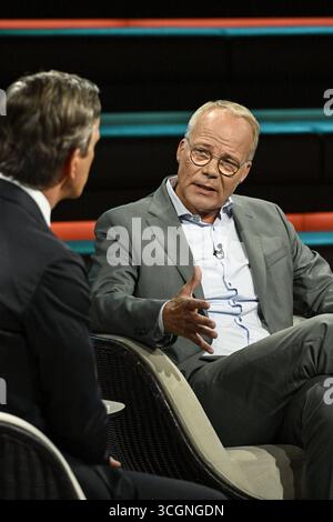 Markus Lanz li. mit Matthias Miersch 08/25 ihr Markus Lanz li. Und Matthias Miersch am 26. August 2025 in Markus Lanz , ZDF TV Fernsehen Talkshow Talkshow Talkshow Deutschland deutsch deutscher Mann Männer Politiker Politik SPD Fraktionschef Mann Italien Italienisch Italienisch-deutscher Moderator Fotografie Fotograf Journalismus Journalismus Journalismus Journalist Autor Autor Moderator Moderator deutsch-italienisch Moderator Fotograf deutscher Politiker hoch halb sitzend sprechend gestikuliert *** Markus Lanz li mit Matthias Miersch 08 25 ihr Markus Lanz li und Matthias Miersch auf Au Stockfoto