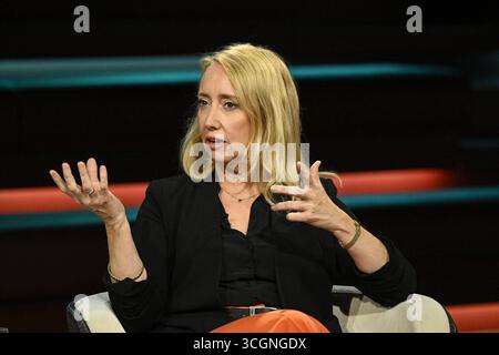 Melanie Amann Journalistin 08/25 ihre Melanie Amann am 27. August 2025 in Markus Lanz , ZDF Aufzeichnung vom 26. August 2025 TV Fernsehen Talkshow Talkshow Deutschland deutsch deutsche Frau Journalismus SPIEGEL Redakteurin Autorin Journalistin german female quer halb sitzend sprechend gestikuliert *** Melanie Amann Journalistin 08 25 Ihre Melanie Amann am 27. August 2025 in Markus Lanz , ZDF Aufnahme vom 26. August 2025 Stockfoto