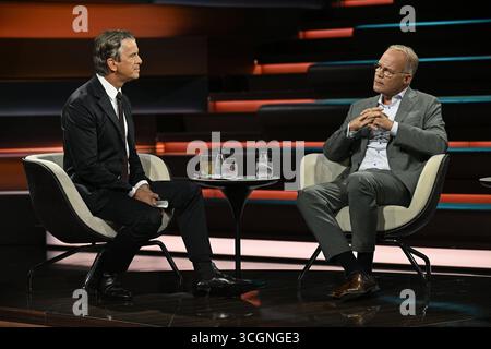 Markus Lanz li. mit Matthias Miersch 08/25 ihr Markus Lanz li. Und Matthias Miersch am 26. August 2025 in Markus Lanz , ZDF TV Fernsehen Talkshow Talkshow Talkshow Deutschland deutsch deutscher Mann Männer Politiker Politik SPD Fraktionschef Mann Italien Italienisch Italienisch-deutscher Moderator Fotografie Fotograf Journalismus Journalismus Journalismus Journalist Autor Autor Gastmoderator deutsch-italienischer Moderator Fotograf deutscher Politiker quer ganz freistellbar sitzend sprechend gestikuliert *** Markus Lanz li mit Matthias Miersch 08 25 Markus Lanz li und Matthias Lanz li Stockfoto