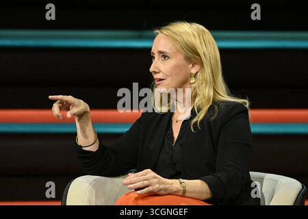 Melanie Amann Journalistin 08/25 ihre Melanie Amann am 27. August 2025 in Markus Lanz , ZDF Aufzeichnung vom 26. August 2025 TV Fernsehen Talkshow Talkshow Deutschland deutsch deutsche Frau Journalismus SPIEGEL Redakteurin Autorin Journalistin german female quer halb sitzend sprechend gestikuliert lächelnd Profil Halbprofil *** Melanie Amann Journalistin 08 25 Ihre Melanie Amann am 27. August 2025 in Markus Lanz , ZDF Aufnahme vom 26. August 2025 TV-Talkshow Talkshow Deutschland Stockfoto
