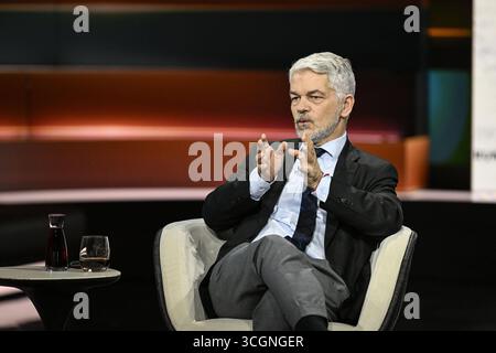 Carlo Masala Politologe 08/25 ihr Carlo Masala am 27. August 2025 in Markus Lanz , ZDF Aufzeichnung vom 26. August 2025 TV Fernsehen Talkshow Talkshow Talkshow Deutschland deutsch deutscher Mann Militärexperte Politikwissenschaftler Wissenschaftler Politik deutscher Politikwissenschaftler quer halb sitzend sprechend gestikuliert *** Carlo Masala Politikwissenschaftler 08 25 Ihr Carlo Masala am 27. August 2025 in Markus Lanz , ZDF Aufnahme vom 26. August 2025 TV-Talkshow Talkshow Deutschland Deutscher Mann Militärexperte Politikwissenschaftler Politik deutscher Politikwissenschaftler Cross ha Stockfoto