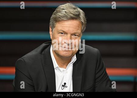 Robert Habeck Politiker 08/25 ihr Robert Habeck am 27. August 2025 in Markus Lanz , ZDF Aufzeichnung vom 26. August 2025 TV Fernsehen Talkshow Talkshow Deutschland deutsch deutscher Mann Ex ehemaliger Minister Bundesminister Vizekanzler Politik Grüne Grüne Bündnis 90 die Grünen Autor deutscher Politiker quer Porträt lächelnd *** Robert Habeck Politiker 08 25 Ihr Robert Habeck am 27. August 2025 in Markus Lanz , ZDF Aufnahme vom 26. August 2025 TV Talkshow Talkshow Deutschland Deutscher Mann Ex ehemaliger Minister Bundesminister Vizekanzler Politik Grüne Allia Stockfoto