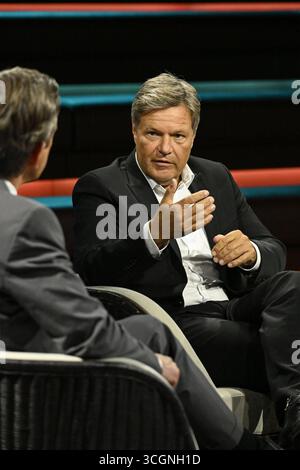 Markus Lanz li. mit Robert Habeck 08/25 ihr Markus Lanz li. Und Robert Habeck am 27. August 2025 in Markus Lanz , ZDF Aufzeichnung vom 26. August 2025 TV Fernsehen Talkshow Talkshow Deutschland deutsch deutscher Mann Männer Ex-ehemaliger Minister Bundesminister Vizekanzler Politiker Politik Grüne Grüne Bündnis 90 die Grünen Autor Mann Italien italienisch italienischer italienisch-deutscher Moderator Fotografie Fotograf Journalist Journalismus Journalist Autor Autor Autor Gastmoderator deutsch-italienischer Moderator Fotograf hoch halb sitzend sprechend gestiku Stockfoto