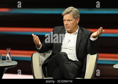 Robert Habeck Politiker 08/25 ihr Robert Habeck am 27. August 2025 in Markus Lanz , ZDF Aufzeichnung vom 26. August 2025 TV Fernsehen Talkshow Talkshow Deutschland deutsch deutscher Mann Ex ehemaliger Minister Bundesminister Vizekanzler Politik Grüne Grüner Bündnis 90 die Grünen Autor deutscher Politiker quer halb sitzend sprechend gestikuliert *** Robert Habeck Politiker 08 25 Ihr Robert Habeck am 27. August 2025 in Markus Lanz , ZDF Aufnahme vom 26. August 2025 TV-Talkshow Talkshow Deutschland deutscher Mann Ex-Minister Bundesminister Vizekanzler Politic Stockfoto