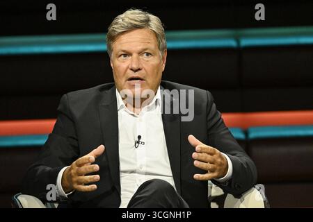 Robert Habeck Politiker 08/25 ihr Robert Habeck am 27. August 2025 in Markus Lanz , ZDF Aufzeichnung vom 26. August 2025 TV Fernsehen Talkshow Talkshow Deutschland deutsch deutscher Mann Ex ehemaliger Minister Bundesminister Vizekanzler Politik Grüne Grüner Bündnis 90 die Grünen Autor deutscher Politiker quer halb sitzend sprechend gestikuliert *** Robert Habeck Politiker 08 25 Ihr Robert Habeck am 27. August 2025 in Markus Lanz , ZDF Aufnahme vom 26. August 2025 TV-Talkshow Talkshow Deutschland deutscher Mann Ex-Minister Bundesminister Vizekanzler Politic Stockfoto