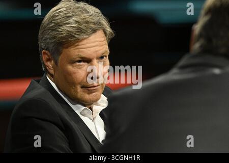 Robert Habeck li. mit Markus Lanz 08/25 ihr Robert Habeck li. mit Markus Lanz am 27. August 2025 in Markus Lanz , ZDF Aufzeichnung vom 26. August 2025 TV Fernsehen Talkshow Talkshow Deutschland deutsch deutscher Mann Männer Ex-ehemaliger Minister Bundesminister Vizekanzler Politiker Politik Grüne Grüne Bündnis 90 die Grünen Autor Mann Italien Italienisch Italienisch Italienisch-deutscher Moderator Fotografie Fotograf Journalismus Journalismus Journalist Autor Autor Autor Gastmoderator deutsch-italienische Moderatorin Fotograf Porträt neutral lächelnd zuhör Stockfoto