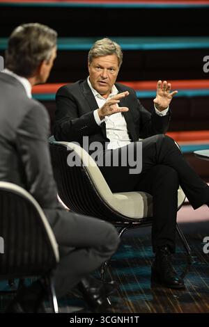 Markus Lanz li. mit Robert Habeck 08/25 ihr Markus Lanz li. Und Robert Habeck am 27. August 2025 in Markus Lanz , ZDF Aufzeichnung vom 26. August 2025 TV Fernsehen Talkshow Talkshow Deutschland deutsch deutscher Mann Männer Ex-ehemaliger Minister Bundesminister Vizekanzler Politiker Politik Grüne Grüne Bündnis 90 die Grünen Autor Mann Italien italienisch italienischer italienisch-deutscher Moderator Fotografie Fotograf Journalist Journalismus Journalist Autor Autor Autor Gastmoderator deutsch-italienischer Moderator Fotograf hoch halb sitzend sprechend gestiku Stockfoto