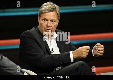 Robert Habeck Politiker 08/25 ihr Robert Habeck am 27. August 2025 in Markus Lanz , ZDF Aufzeichnung vom 26. August 2025 TV Fernsehen Talkshow Talkshow Deutschland deutsch deutscher Mann Ex ehemaliger Minister Bundesminister Vizekanzler Politik Grüne Grüner Bündnis 90 die Grünen Autor deutscher Politiker quer halb sitzend sprechend gestikuliert *** Robert Habeck Politiker 08 25 Ihr Robert Habeck am 27. August 2025 in Markus Lanz , ZDF Aufnahme vom 26. August 2025 TV-Talkshow Talkshow Deutschland deutscher Mann Ex-Minister Bundesminister Vizekanzler Politic Stockfoto