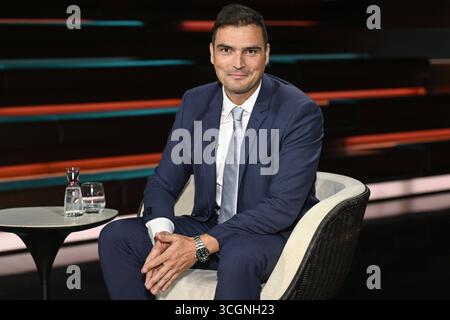 Jan Philipp Burgard Journalist 08/25 Ihr Jan Philipp Burgard am 28. August 2025 in Markus Lanz , ZDF Aufzeichnung vom 27. August 2025 TV Fernsehen Talkshow Talkshow Deutschland deutsch deutscher Mann Journalismus Autor Chefredakteur DIE WELT deutscher Journalist Journalismus quer Porträt lächelnd *** Jan Philipp Burgard Journalist 08 25 Ihr Jan Philipp Burgard am 28. August 2025 in Markus Lanz , ZDF Aufnahme vom 27. August 2025 TV TV-Talkshow Talkshow Deutschland Deutscher Mann Journalismus Autor Chefredakteur DIE WELT Journalist Journalismus Querporträt lächelnd Stockfoto