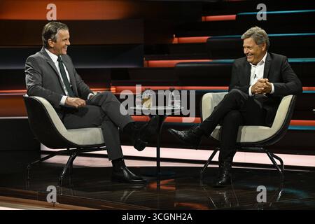 Markus Lanz li. mit Robert Habeck 08/25 ihr Markus Lanz li. Und Robert Habeck am 27. August 2025 in Markus Lanz , ZDF Aufzeichnung vom 26. August 2025 TV Fernsehen Talkshow Talkshow Deutschland deutsch deutscher Mann Männer Ex-ehemaliger Minister Bundesminister Vizekanzler Politiker Politik Grüne Grüner Bündnis 90 die Grünen Autor Mann Italien Italienisch Italienisch Italienisch-deutscher Moderator Fotografie Fotograf Journalismus Journalismus Journalist Autor Autor Autor Moderator Moderator deutsch-italienisch Moderator Fotograf deutscher Politiker quer ganz freistellbar sitzend spre Stockfoto