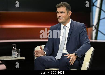 Jan Philipp Burgard Journalist 08/25 Ihr Jan Philipp Burgard am 28. August 2025 in Markus Lanz , ZDF Aufzeichnung vom 27. August 2025 TV Fernsehen Talkshow Talk Show Deutschland deutsch deutscher Mann Journalismus Autor Chefredakteur DIE WELT deutscher Journalist Journalist quer halb sitzend sprechend gestikuliert *** Jan Philipp Burgard Journalist 08 25 Ihr Jan Philipp Burgard am 28. August 2025 in Markus Lanz , ZDF Aufnahme vom 27. August 2025 TV-Talkshow Talk Show Deutschland Deutscher Mann Journalismus Autor Chefredakteur DIE WELT Stockfoto