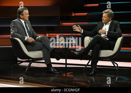 Markus Lanz li. mit Robert Habeck 08/25 ihr Markus Lanz li. Und Robert Habeck am 27. August 2025 in Markus Lanz , ZDF Aufzeichnung vom 26. August 2025 TV Fernsehen Talkshow Talkshow Deutschland deutsch deutscher Mann Männer Ex-ehemaliger Minister Bundesminister Vizekanzler Politiker Politik Grüne Grüner Bündnis 90 die Grünen Autor Mann Italien Italienisch Italienisch Italienisch-deutscher Moderator Fotografie Fotograf Journalismus Journalismus Journalist Autor Autor Autor Moderator Moderator deutsch-italienisch Moderator Fotograf deutscher Politiker quer ganz freistellbar sitzend spre Stockfoto