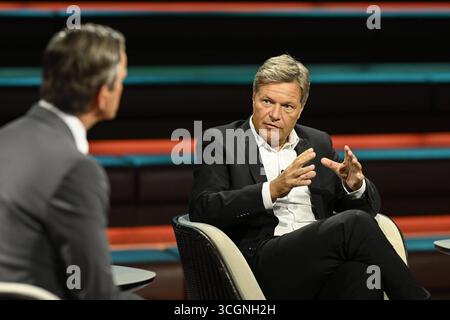 Markus Lanz li. mit Robert Habeck 08/25 ihr Markus Lanz li. Und Robert Habeck am 27. August 2025 in Markus Lanz , ZDF Aufzeichnung vom 26. August 2025 TV Fernsehen Talkshow Talkshow Deutschland deutsch deutscher Mann Männer Ex-ehemaliger Minister Bundesminister Vizekanzler Politiker Politik Grüne Grüner Bündnis 90 die Grünen Autor Mann Italien italienisch italienischer italienisch-deutscher Moderator Fotografie Fotograf Journalist Journalismus Journalist Journalist Autor Autor Moderator Autor Moderator deutsch-italienischer Moderator Fotograf deutscher Politiker quer halb sitzend sprechend gestiku Stockfoto