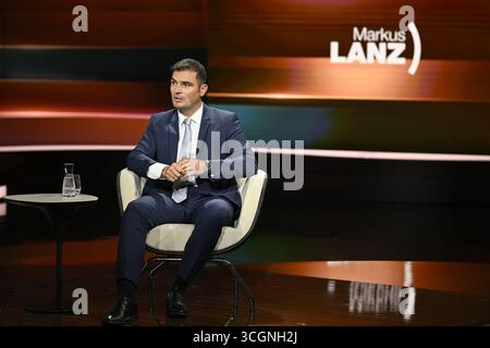 Jan Philipp Burgard Journalist 08/25 Ihr Jan Philipp Burgard am 28. August 2025 in Markus Lanz , ZDF Aufzeichnung vom 27. August 2025 TV Fernsehen Talkshow Talkshow Deutschland deutsch deutscher Mann Journalismus Autor Chefredakteur DIE WELT deutscher Journalist Journalist Journalist quer ganz freistellbar sitzend sprechend gestikuliert *** Jan Philipp Burgard Journalist 08 25 Ihr Jan Philipp Burgard am 28. August 2025 in Markus Lanz , ZDF Aufnahme vom 27. August 2025 TV-Talkshow Talkshow Deutschland Deutscher Mann Journalismus Autor Chefredakteur DIE WELT Journalist Journalist Journalismus cros Stockfoto