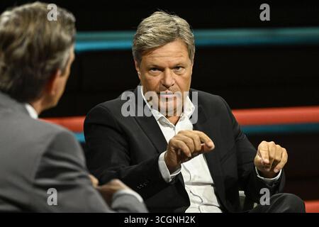 Markus Lanz li. mit Robert Habeck 08/25 ihr Markus Lanz li. Und Robert Habeck am 27. August 2025 in Markus Lanz , ZDF Aufzeichnung vom 26. August 2025 TV Fernsehen Talkshow Talkshow Deutschland deutsch deutscher Mann Männer Ex-ehemaliger Minister Bundesminister Vizekanzler Politiker Politik Grüne Grüner Bündnis 90 die Grünen Autor Mann Italien italienisch italienischer italienisch-deutscher Moderator Fotografie Fotograf Journalist Journalismus Journalist Journalist Autor Autor Moderator Autor Moderator deutsch-italienischer Moderator Fotograf deutscher Politiker quer halb sitzend sprechend gestiku Stockfoto