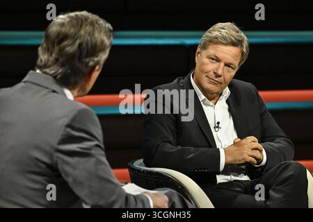 Markus Lanz li. mit Robert Habeck 08/25 ihr Markus Lanz li. Und Robert Habeck am 27. August 2025 in Markus Lanz , ZDF Aufzeichnung vom 26. August 2025 TV Fernsehen Talkshow Talkshow Deutschland deutsch deutscher Mann Männer Ex-ehemaliger Minister Bundesminister Vizekanzler Politiker Politik Grüne Grüner Bündnis 90 die Grünen Autor Mann Italien italienisch italienisch-deutscher Moderator Fotografie Fotograf Journalismus Journalismus Journalist Autor Autor Autor Gastmoderator deutsch-italienischer Moderator Fotograf deutscher Politiker quer halb sitzend sprechend lächeln Stockfoto