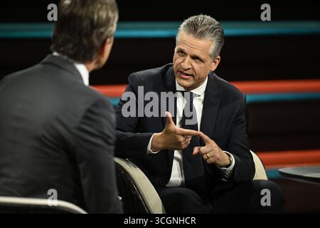 Markus Lanz li. mit Thorsten frei 08/25 Ihr Markus Lanz li. Und Thorsten frei am 28. August 2025 in Markus Lanz , ZDF Aufzeichnung vom 27. August 2025 TV Fernsehen Talkshow Talkshow Deutschland deutsch deutscher Mann Männer Politiker Politik CDU Kanzleramtschef Kanzleramt Italien Italienisch Italienisch-deutscher Moderator Fotografie Fotograf Journalist Journalismus Journalismus Journalist Autor Moderator Moderator deutsch-italienisch Moderator Fotograf Politiker quer halb sitzend sprechend gestikuliert *** Markus Lanz li mit Thorsten frei 08 25 ihr Markus La Stockfoto