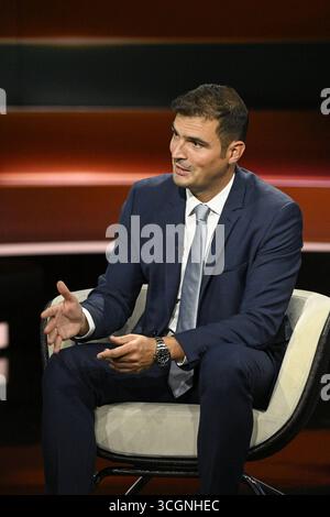 Jan Philipp Burgard Journalist 08/25 Ihr Jan Philipp Burgard am 28. August 2025 in Markus Lanz , ZDF Aufzeichnung vom 27. August 2025 TV Fernsehen Talkshow Talk Show Deutschland deutsch deutscher Mann Journalismus Autor Chefredakteur DIE WELT deutscher Journalist Journalist hoch halb sitzend sprechend gestikuliert *** Jan Philipp Burgard Journalist 08 25 Ihr Jan Philipp Burgard am 28. August 2025 in Markus Lanz , ZDF Aufnahme vom 27. August 2025 TV-Talkshow Talk Show Deutschland deutscher Mann Journalismus Autor Chefredakteur DIE WELT Stockfoto