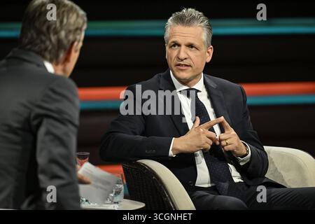 Markus Lanz li. mit Thorsten frei 08/25 Ihr Markus Lanz li. Und Thorsten frei am 28. August 2025 in Markus Lanz , ZDF Aufzeichnung vom 27. August 2025 TV Fernsehen Talkshow Talkshow Deutschland deutsch deutscher Mann Männer Politiker Politik CDU Kanzleramtschef Kanzleramt Italien Italienisch Italienisch-deutscher Moderator Fotografie Fotograf Journalist Journalismus Journalismus Journalist Autor Moderator Moderator deutsch-italienisch Moderator Fotograf Politiker quer halb sitzend sprechend gestikuliert *** Markus Lanz li mit Thorsten frei 08 25 ihr Markus La Stockfoto