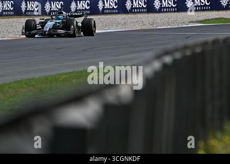 ZANDVOORT, NIEDERLANDE - 29. AUGUST: George Russell aus Großbritannien fährt das (63) Mercedes AMG Petronas F1 Team F1W16 während des Trainings vor dem Grand Prix der Niederlande auf dem Circuit Zandvoort am 29. August 2025 in Zandvoort, Niederlande. (Foto: Vince Mignott/Alamy Live News) Stockfoto