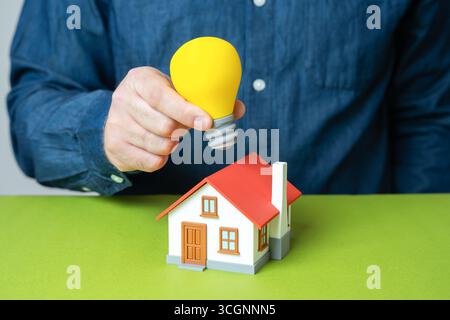 Intelligentes Zuhause. Stromversorgung für Wohnungen, Energieeffizienz, Automatisierungstechnik, nachhaltiges Wohnen, Integration erneuerbarer Energien. Stockfoto