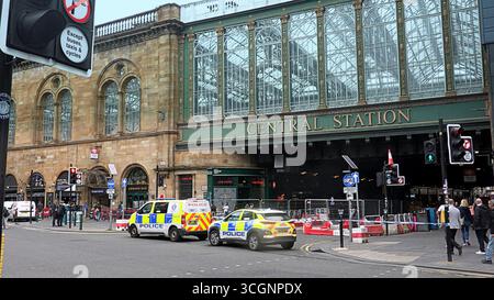 Glasgow, Schottland, Großbritannien. August 2025. Argyle Street uder die Bahnhofsbrücke war in beiden Richtungen geschlossen, lokal bekannt als Heilanders Regenschirm und Krankenwagen und viele Polizeiautos waren anwesend, sie war auch für Fußgänger gesperrt. Credit Gerard Ferry /Alamy Live News Stockfoto