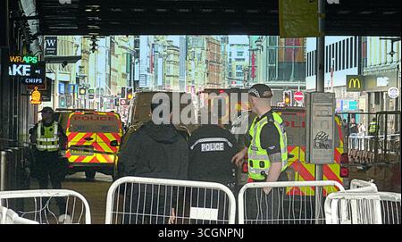 Glasgow, Schottland, Großbritannien. August 2025. Argyle Street uder die Bahnhofsbrücke war in beiden Richtungen geschlossen, lokal bekannt als Heilanders Regenschirm und Krankenwagen und viele Polizeiautos waren anwesend, sie war auch für Fußgänger gesperrt. Credit Gerard Ferry /Alamy Live News Stockfoto