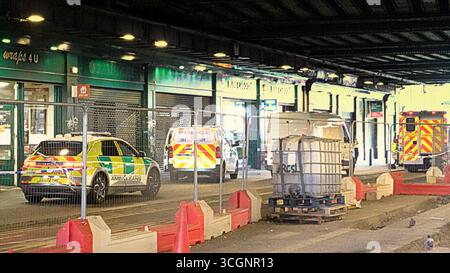 Glasgow, Schottland, Großbritannien. August 2025. Argyle Street uder die Bahnhofsbrücke war in beiden Richtungen geschlossen, lokal bekannt als Heilanders Regenschirm und Krankenwagen und viele Polizeiautos waren anwesend, sie war auch für Fußgänger gesperrt. Credit Gerard Ferry /Alamy Live News Stockfoto
