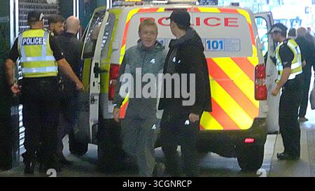 Glasgow, Schottland, Großbritannien. August 2025. Argyle Street uder die Bahnhofsbrücke war in beiden Richtungen geschlossen, lokal bekannt als Heilanders Regenschirm und Krankenwagen und viele Polizeiautos waren anwesend, sie war auch für Fußgänger gesperrt. Credit Gerard Ferry /Alamy Live News Stockfoto