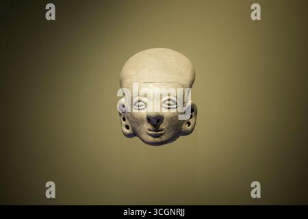 Kleiner antropomorpher Keramikkopf aus kolumbianischer Tumavo-Kultur. Gold Museum, Bogota, Kolumbien Stockfoto
