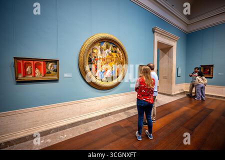 FRA Angelico und Fra Filippo Lippi's The Adoration of the Magi Tondo in der National Gallery of Art in Washington DC // WASHINGTON DC — The Adoration of the Magi, ein kreisförmiges Tempera-Gemälde auf Pappeltafeln, das um 1440–1460 entstand, wird in der National Gallery of Art ausgestellt Die Zusammenarbeit wurde von Fra Angelico (ca. 1395–1455) begonnen und von Fra Filippo Lippi (ca. 1406–1469), beide florentinische Künstler, abgeschlossen. Der Tondo zeigt die biblische Szene der drei Könige, die dem Jesuskind Geschenke überreichen, mit einer farbenfrohen Prozession, die sich um einen Hügel und unter einem alten Bogen in Richtung Krippe schlängelt. Stockfoto