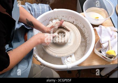 potter macht Tonschüssel auf Töpferrad, norfolk, england Stockfoto