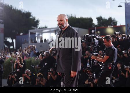 VENEDIG, ITALIEN - 28. AUGUST: Yorgos Lanthimos besucht den roten Teppich „Bugonia“ während des 82. Internationalen Filmfestivals von Venedig am 28. August 2025 in Venedig. Stockfoto
