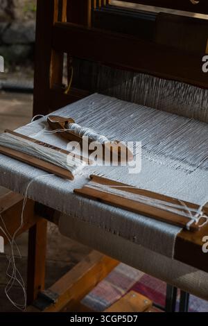 Traditioneller Webstuhl aus Holz mit Shuttle und Garnen – Foto aus Textilhandwerk Stockfoto