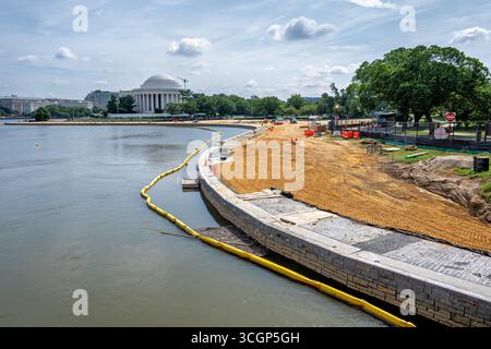 TIDAL Basin Seawall Reconstruction Project with Jefferson Memorial Washington DC // WASHINGTON DC – das TIDAL Basin Seawall Reconstruction Project wird am 14. August 2025 mit dem Jefferson Memorial im Hintergrund gesehen. Dieses kritische Infrastrukturprojekt befasst sich mit den sinkenden Meeresmauern, die aufgrund von Senkungen und steigenden Meeresspiegeln täglich mit Gezeitenfluten konfrontiert sind. Der vom National Park Service (NPS) verwaltete Wiederaufbau zielt darauf ab, berühmte Nationaldenkmäler zu schützen, darunter das Thomas Jefferson Memorial. Das Tidal Basin, ein bekanntes Merkmal der National Mall, ist für seine Kirschblüte bekannt Stockfoto