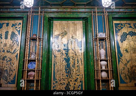 The Peacock Room Interior James McNeill Whistler Freer Gallery of Art Washington DC // WASHINGTON DC — The Peacock Room Interior, ein Meisterwerk des amerikanischen Künstlers James McNeill Whistler, ist in der Freer Gallery of Art zu sehen Ursprünglich 1876-1877 für den Londoner Speisesaal des Reedermagnaten Frederick Leyland entworfen, ist es ein bedeutendes Beispiel für die ästhetische Bewegung. Der Raum wurde später vom amerikanischen Industriellen Charles lang Freer erworben und nach Washington DC verlegt. Es ist ein Highlight der Freer Gallery of Art, die Teil des National Museum of Asian Art ist Standort Stockfoto