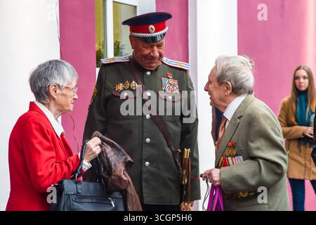moskow, russland, 28.09.2019 eine ältere Frau, die mit einem älteren Mann in Militäruniform spricht, mit einem anderen älteren Mann in der Nähe. Das Konzept des Veteranentagsgedenkens Stockfoto