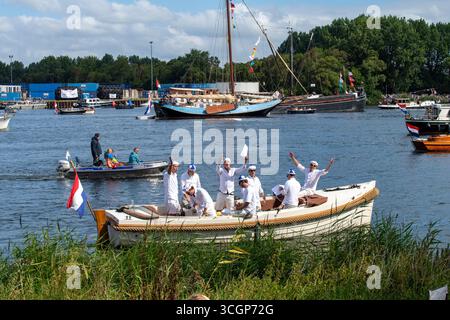 Amsterdam, Niederlande-20. August 2025; Seeleute in der Schaluppe unterhalten während des Sail-in einmal alle fünf Jahre Amsterdam 2025 nauti Stockfoto