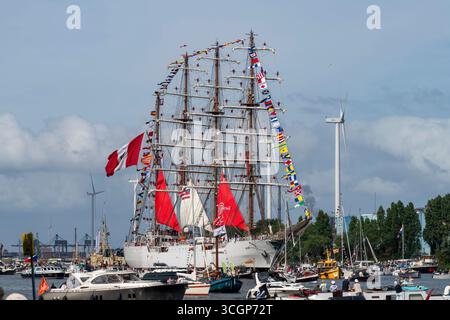 Amsterdam, Niederlande-20. August 2025; Segeln Sie alle fünf Jahre SEGELN SIE Amsterdam 2025 nautische Veranstaltung auf dem Nordseekanal mit Tall Ships und Stockfoto