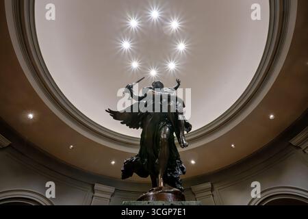 National Gallery of Art Gloria Victis Bronzeskulptur von Antonin Mercie Washington DC Vereinigte Staaten // WASHINGTON DC — die Bronzeskulptur Gloria Victis von Antonin Mercié ist ein prominentes Kunstwerk in der National Gallery of Art Das 1874 entstandene allegorische Werk, das „Glory to the Vanquished“ bedeutet, zeigt eine geflügelte Fame-Figur, die einen sterbenden Soldaten trägt. Es ist ein ergreifender Kommentar zur Niederlage Frankreichs im Deutsch-Französischen Krieg von 1870 bis 1871. Die Skulptur ist 3,56 Meter hoch. Es ist Teil der umfangreichen Sammlung europäischer und amerikanischer Kunst, die sich in der befindet Stockfoto