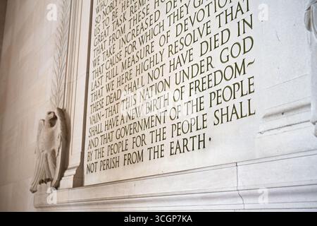 Lincoln Memorial Gettysburg Address Inscription Eagle Sculpture Washington DC USA // WASHINGTON DC – die Gettysburg Address Inscription, die in die Indiana Kalksteinmauer des Lincoln Memorial eingemeißelt wurde, zeigt die kraftvollen Worte von Präsident Abraham Lincoln's Rede von 1863. Neben dem Text befindet sich eine dekorative, geschnitzte Adlerskulptur, die Teil des klassischen Designs der Gedenkstätte ist. Der gesamte Text der Gettysburg-Adresse ist auf der südlichen Kammerwand dieses berühmten Denkmals eingeschrieben. Das 1922 eingeweihte Lincoln Memorial ehrt den 16. US-Präsidenten und ist ein bedeutendes Wahrzeichen der National Ma Stockfoto