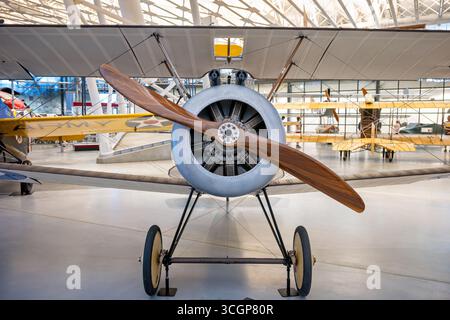 Smithsonian Udvar Hazy Center Sopwith F.1 Camel WWI Biplane Chantilly Virginia USA | CHANTILLY, Virginia — Ein Sopwith F.1 Camel Doppeldecker mit Holzpropeller und Drehmotor hängt im Steven F. Udvar-Hazy Center des Smithsonian unter den Flugzeugen aus der Zeit des Ersten Weltkriegs. Der Kamel wird zugeschrieben, mehr feindliche Flugzeuge zu werfen als jeder andere alliierte Kampfflugzeug des Krieges, obwohl sein instabiles Handling es berüchtigt machte, zu fliegen. Etwa 5.490 Exemplare wurden von Sopwith Aviation Co. Zwischen 1917 und dem Waffenstillstand gebaut. Stockfoto