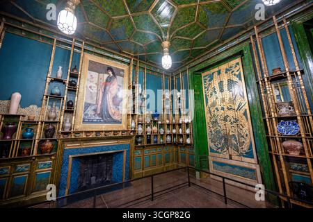 Smithsonian National Museum of Asian Art Peacock Room Washington DC // WASHINGTON DC — The Peacock Room, offiziell bekannt als Harmony in Blue and Gold: The Peacock Room, ist eine renommierte Installation im Smithsonian National Museum of Asian Art Dieses Meisterwerk der ästhetischen Bewegung ist mit aufwändigen Gold- und blau-grünen Verzierungen versehen, darunter das prominente Gemälde die Prinzessin aus dem Land des Porzellans von James McNeill Whistler. Whistler entwarf den Raum zwischen 1876 und 1877 als Speisesaal für das Londoner Haus des Reedermagnaten Frederick R. Leyland. Es wird für seine immersiven des gefeiert Stockfoto
