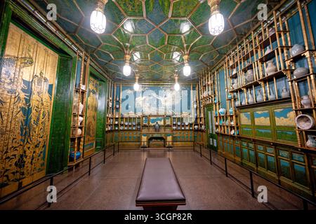 Peacock Room Freer Gallery of Art Smithsonian National Museum of Asian Art Washington DC // WASHINGTON DC — The Peacock Room, auch bekannt als Harmony in Blue and Gold: The Peacock Room, ist eine gefeierte Installation. Es befindet sich in der Freer Gallery of Art, Teil des Smithsonian National Museum of Asian Art Der amerikanische Künstler James McNeill Whistler entwarf den Raum 1876-1877 für Frederick Leylands Londoner Heim. Es verfügt über ein opulentes blau-grünes und goldenes Farbschema mit komplizierten Pfauenmotiven. Der Raum zeigt ständig eine bedeutende Sammlung asiatischer Keramik. Die Freer Gallery of Stockfoto