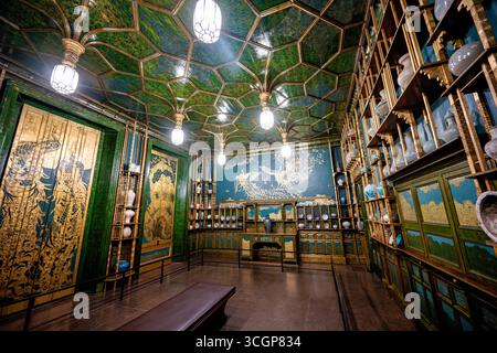 Peacock Room Smithsonian National Museum of Asian Art Washington DC USA // WASHINGTON DC — The Peacock Room, ein ikonisches Innenleben des Künstlers James McNeill Whistler, wird im Smithsonian National Museum of Asian Art ausgestellt Dieses Meisterwerk der ästhetischen Bewegung wurde ursprünglich von Whistler für die Londoner Heimat des Schifffahrtsmagnaten Frederick Leyland zwischen 1876 und 1877 entworfen. Der amerikanische Sammler Charles lang Freer kaufte das Zimmer 1904 und vermachte es schließlich der Smithsonian Institution. Es ist eine permanente und gefeierte Installation in der Freer Gallery of Art, einer der TW Stockfoto