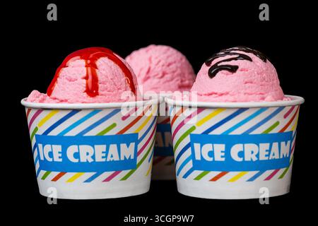 Eis in einer Tasse auf schwarzem Hintergrund Stockfoto