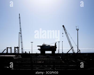 Eine Ölplattform, die in einem Hafen renoviert wird Stockfoto